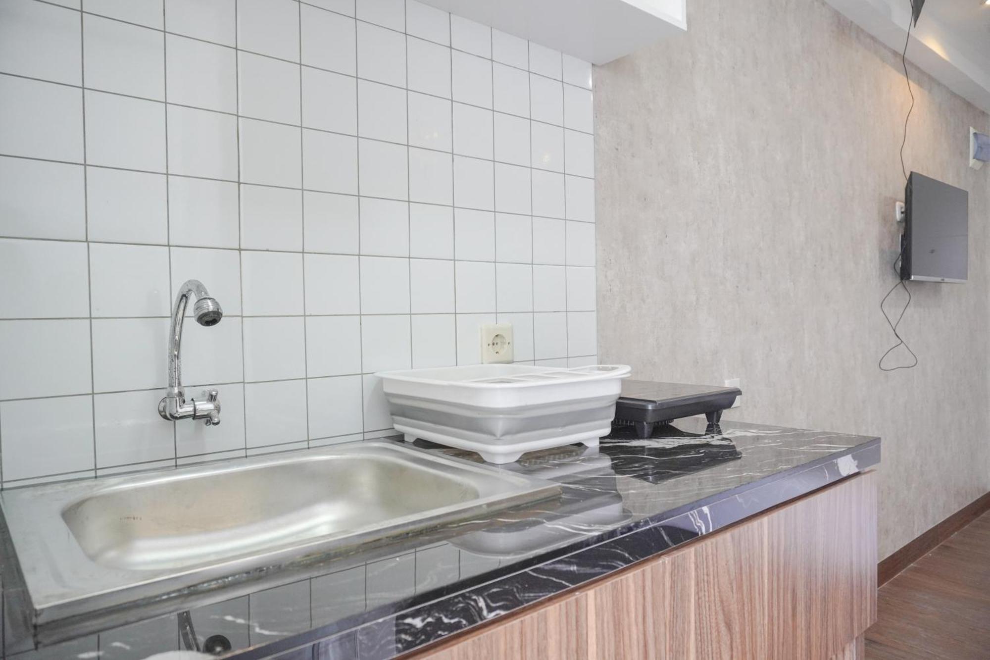 Strategic And Homey Bassura Near Mall By Travelio * Jakarta